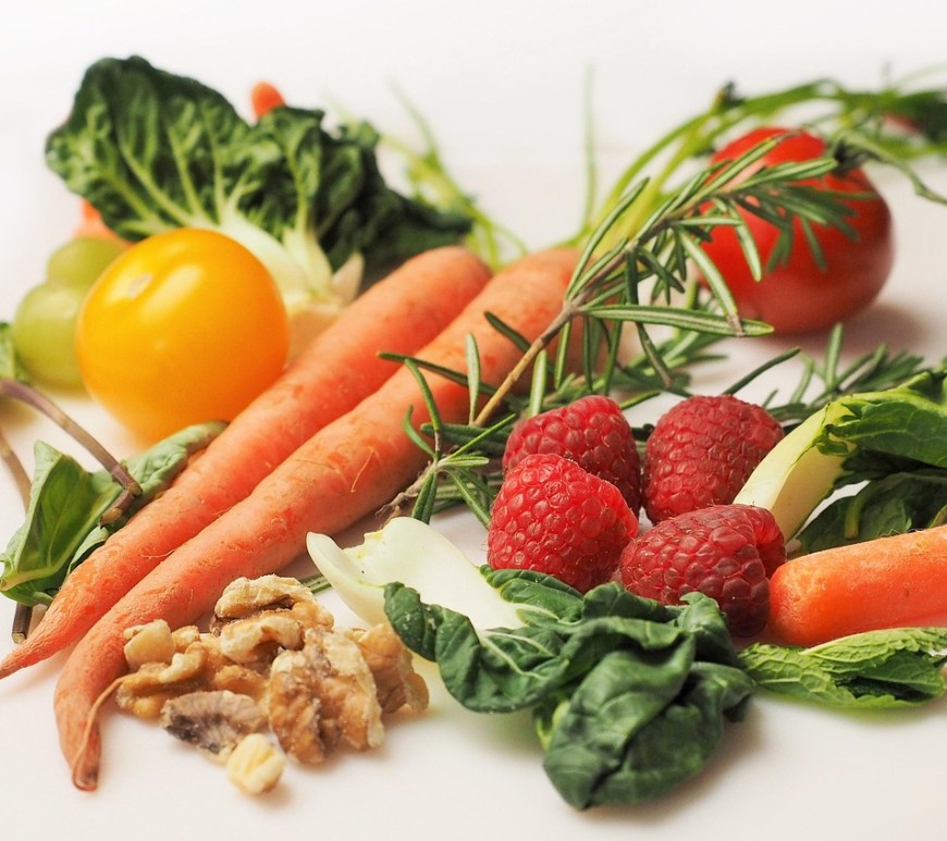 Dieta mediterranea : nell'immagine ortaggi vari e frutta secca